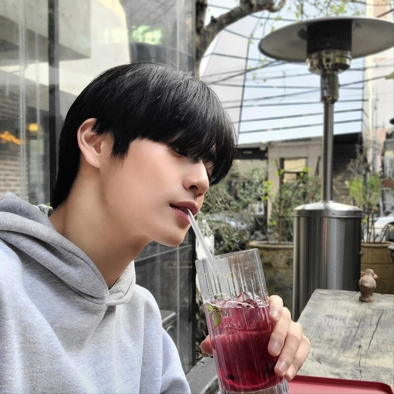 230425 Fantasy Boys Hong Sung Min Instagram Update documents 1
