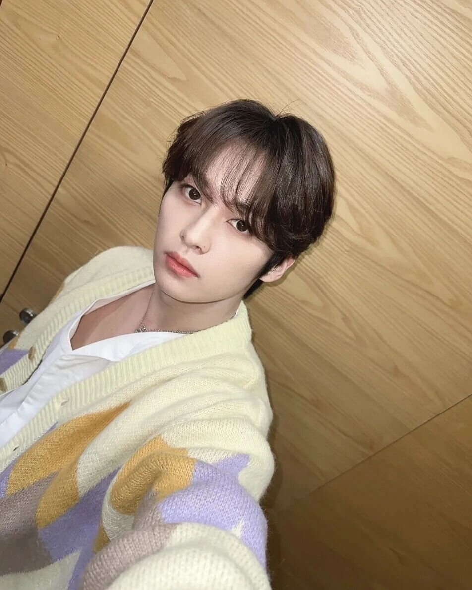 230128 Stray Kids Instagram Update - Lee Know | kpopping