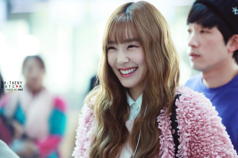 141121 Girls' Generation Tiffany at Incheon Airport documents 5