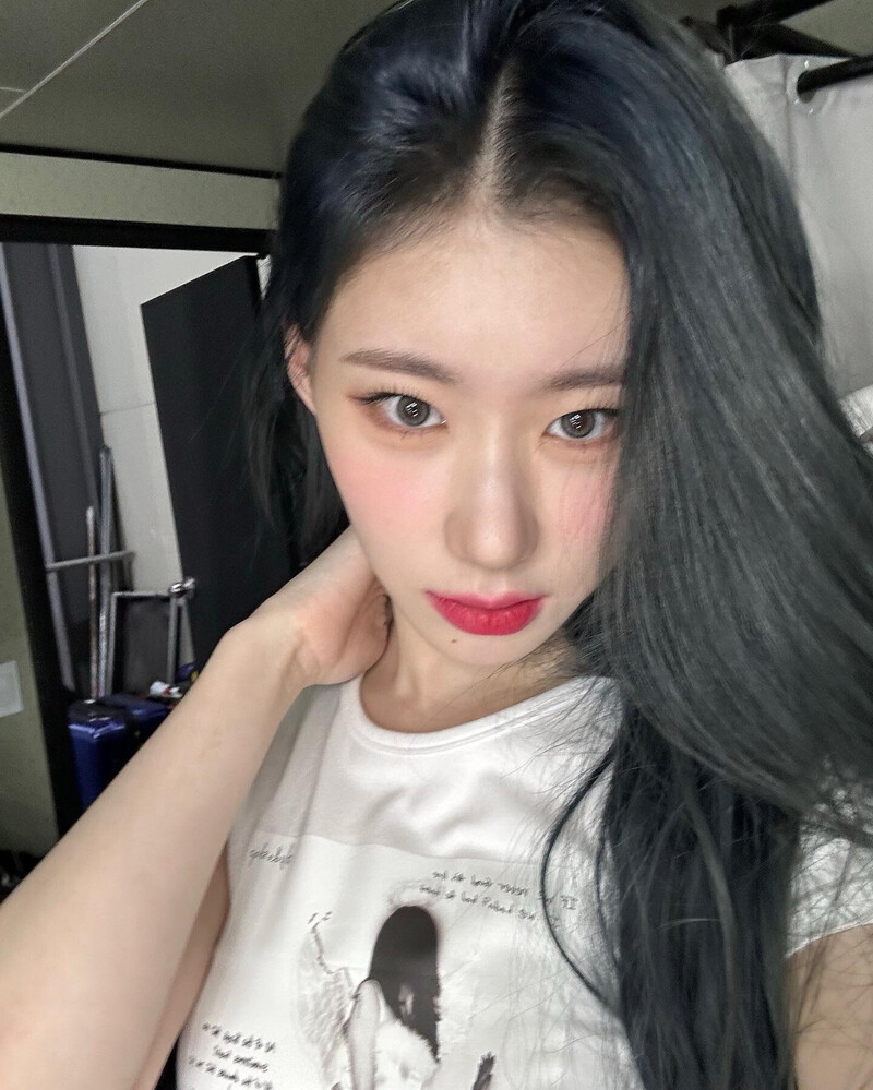 230426 - ITZY Chaeryeong Instagram Update documents 9