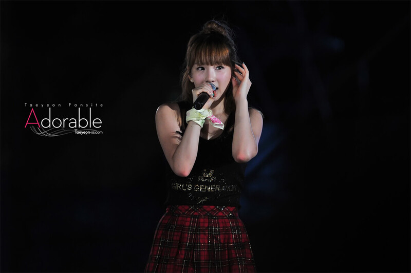 100821 Girls' Generation Taeyeon at SMTOWN Live in Seoul documents 8