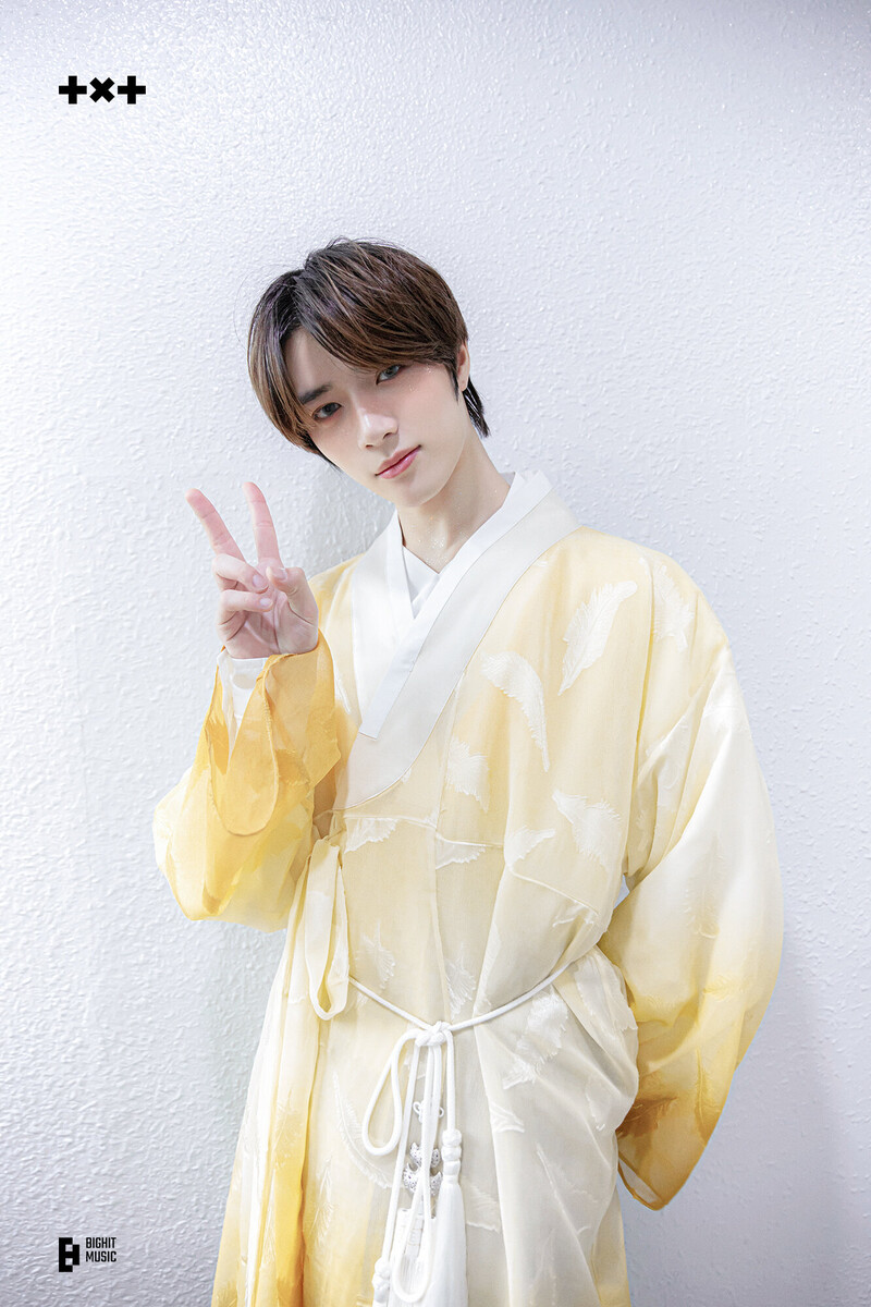 230310 TXT Weverse Update - 'Sugar Rush Ride' Performance Photo Behind documents 13