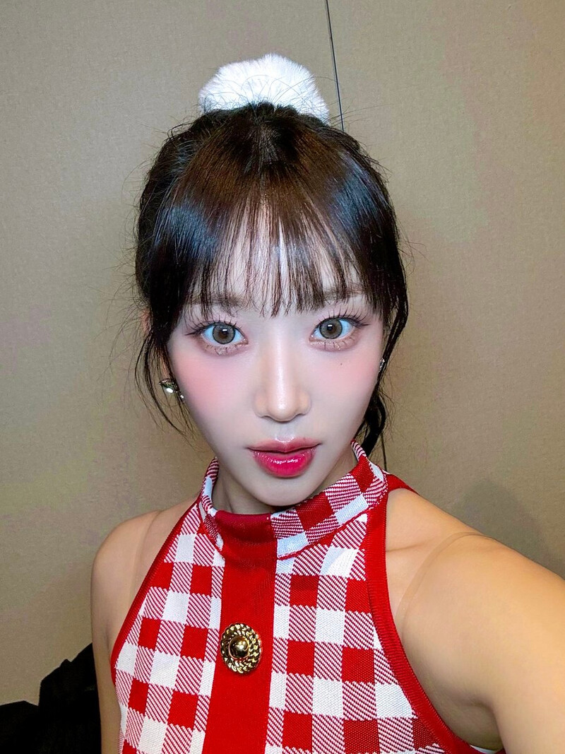 240221 STAYC Sumin Twitter Update - 2023 Year End Stage Selfie documents 2