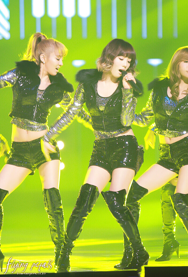 101230 Girls' Generation Taeyeon at SBS Gayo Daejeon documents 2