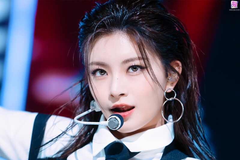 211212 EVERGLOW Yiren - "Pirate" at Inkigayo documents 4