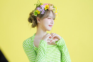 220607 SAA Naver update - Yerin 'ARIA' Jacket Shoot Behind