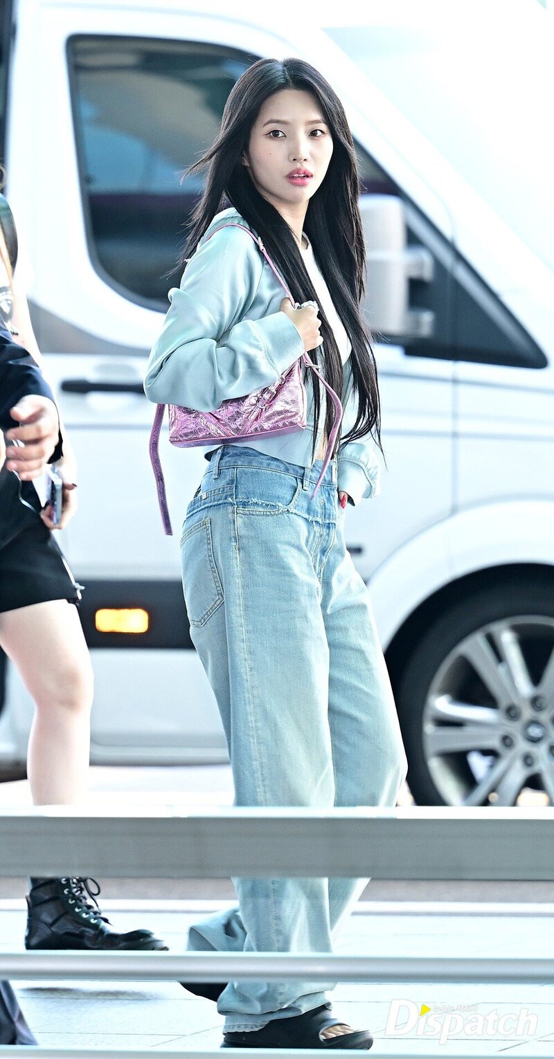 230622 (G)I-DLE Soyeon at Incheon International Airport documents 2