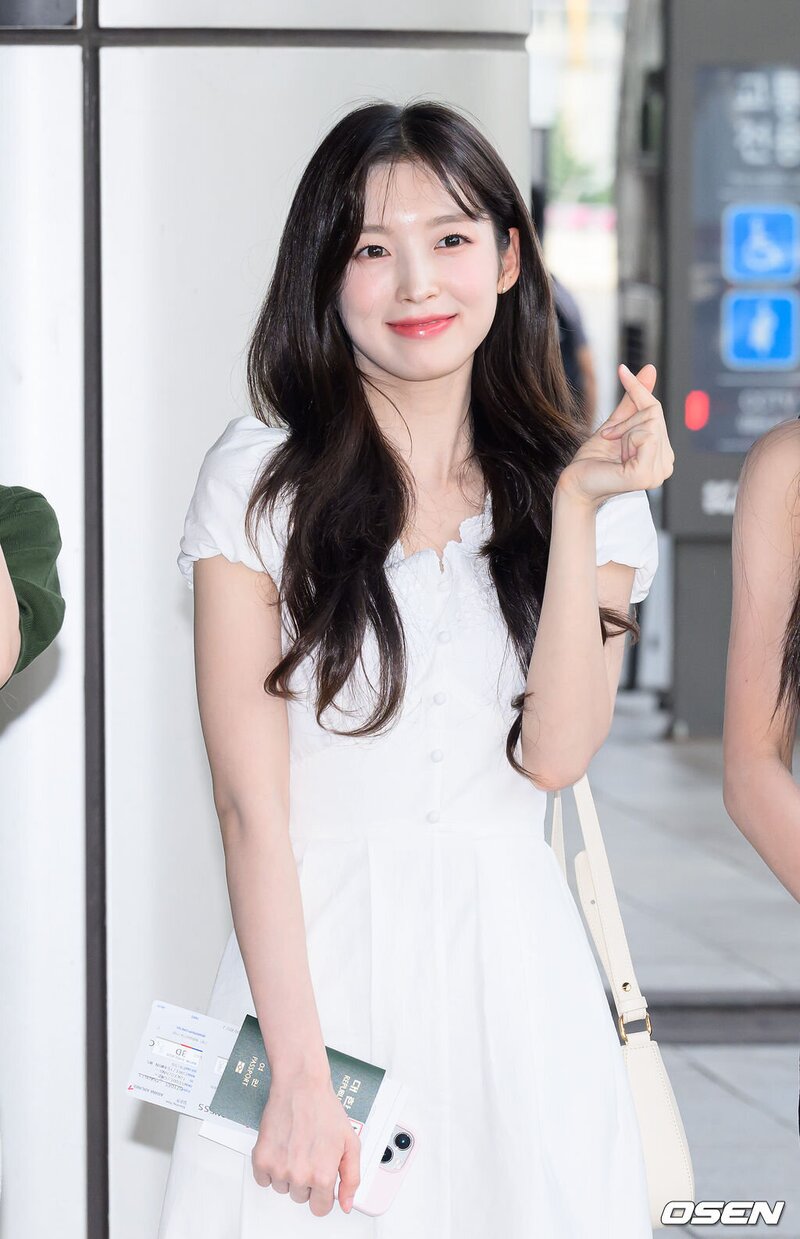 230818 Oh My Girl Arin at Gimpo International Airport documents 6
