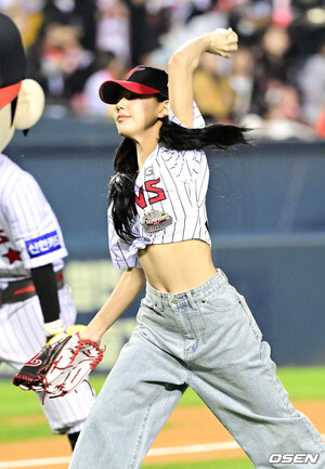 (G)I-DLE's Miyeon throws First Pitch for LG Twins