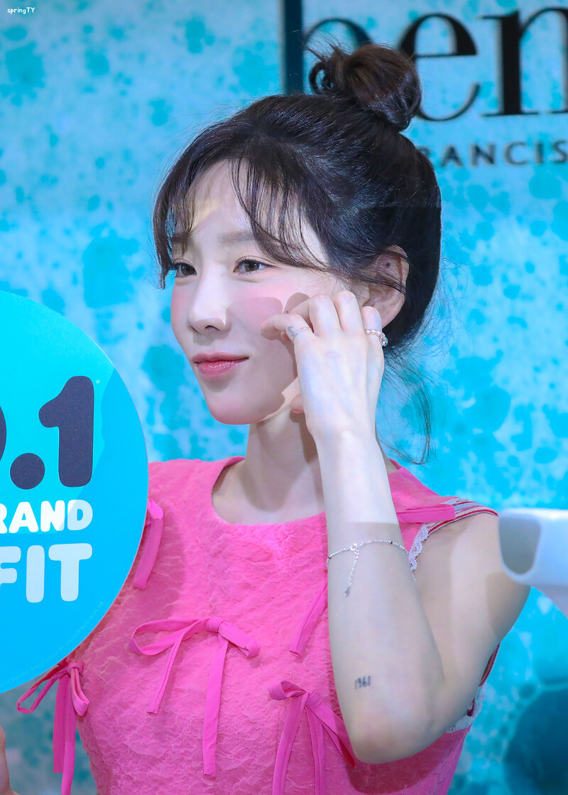 230330 Taeyeon - Benefit Pop-up Store Event documents 21