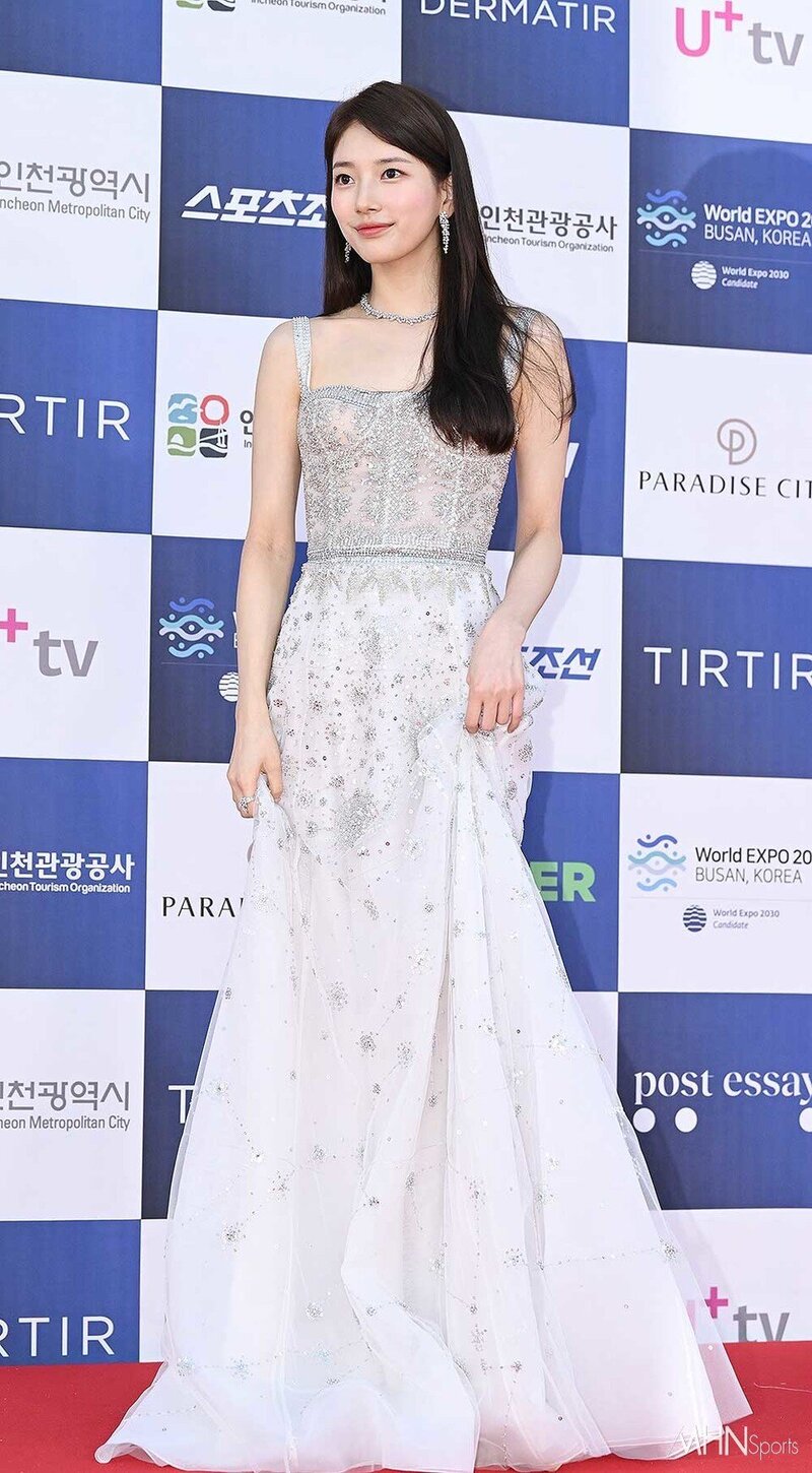 230719 Suzy at the 2nd Blue Dragon Series Awards Red Carpet documents 9