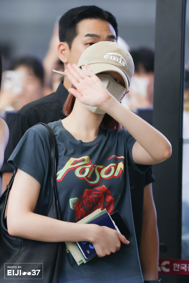 240810 LE SSERAFIM Chaewon at Gimpo International Airport documents 4