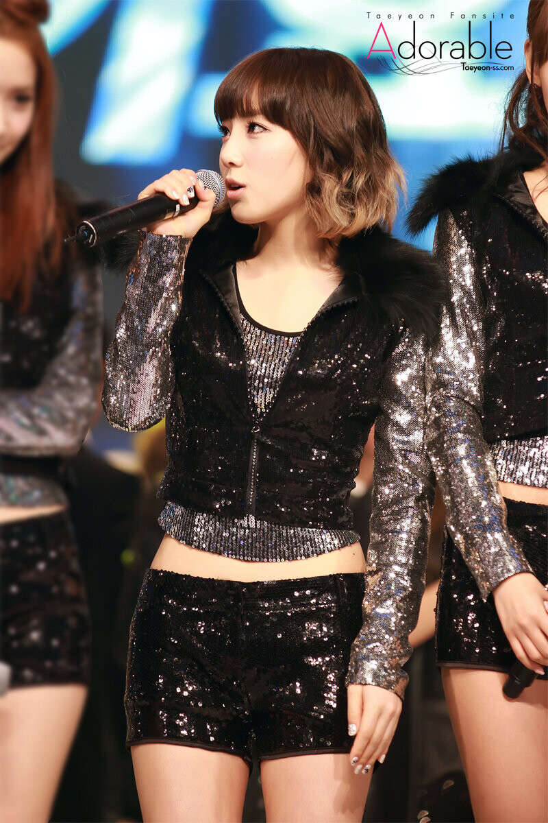 101230 Girls' Generation Taeyeon at SBS Gayo Daejeon documents 3