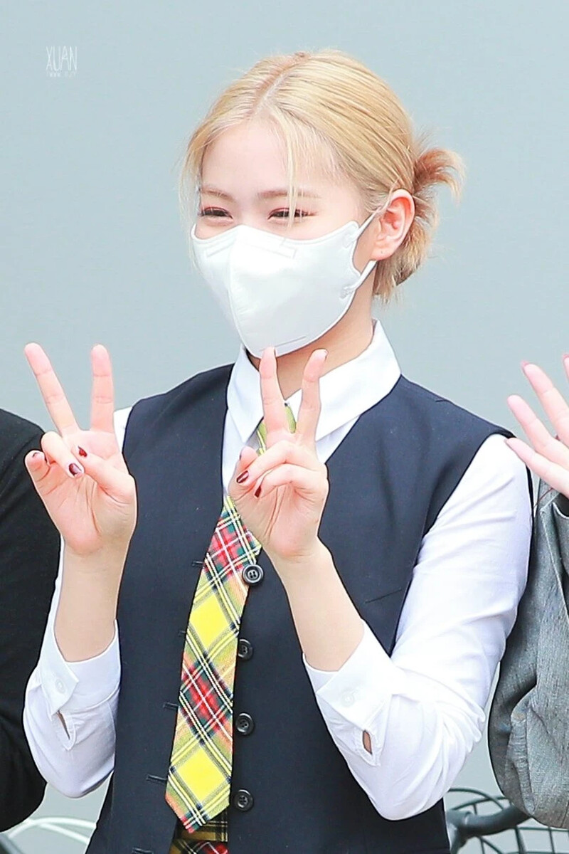 210422 ITZY Ryujin on the way to film Knowing Brothers documents 5