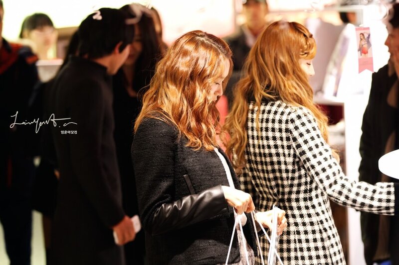 130102 Girls' Generation YoonA at SM Pop-up store documents 6