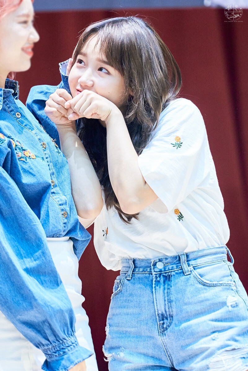 180429 Weki Meki Yoojung at Hongdae 'Lucky' Fansign documents 1