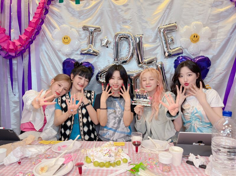 220502 (G)I-DLE Twitter Update - (G)I-DLE 4th Anniversary Celebration documents 1
