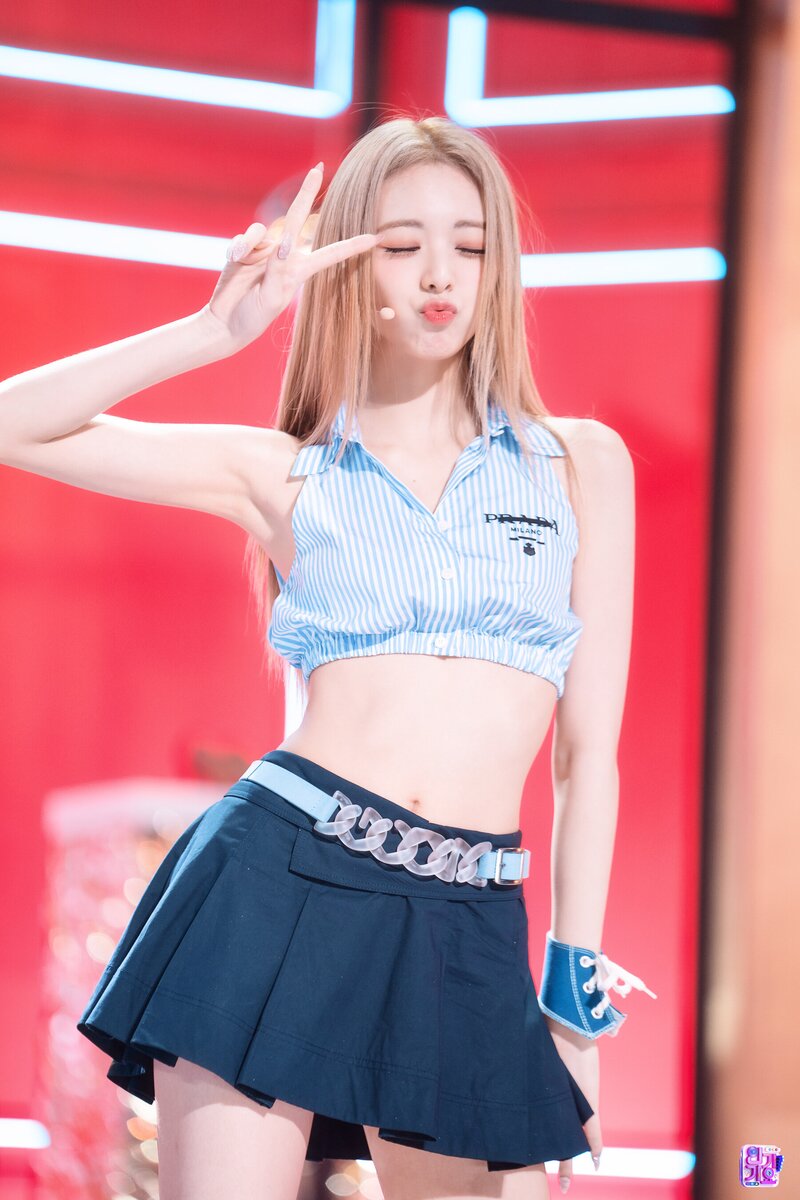 220717 ITZY Yuna - Sneakers at SBS Inkigayo documents 16