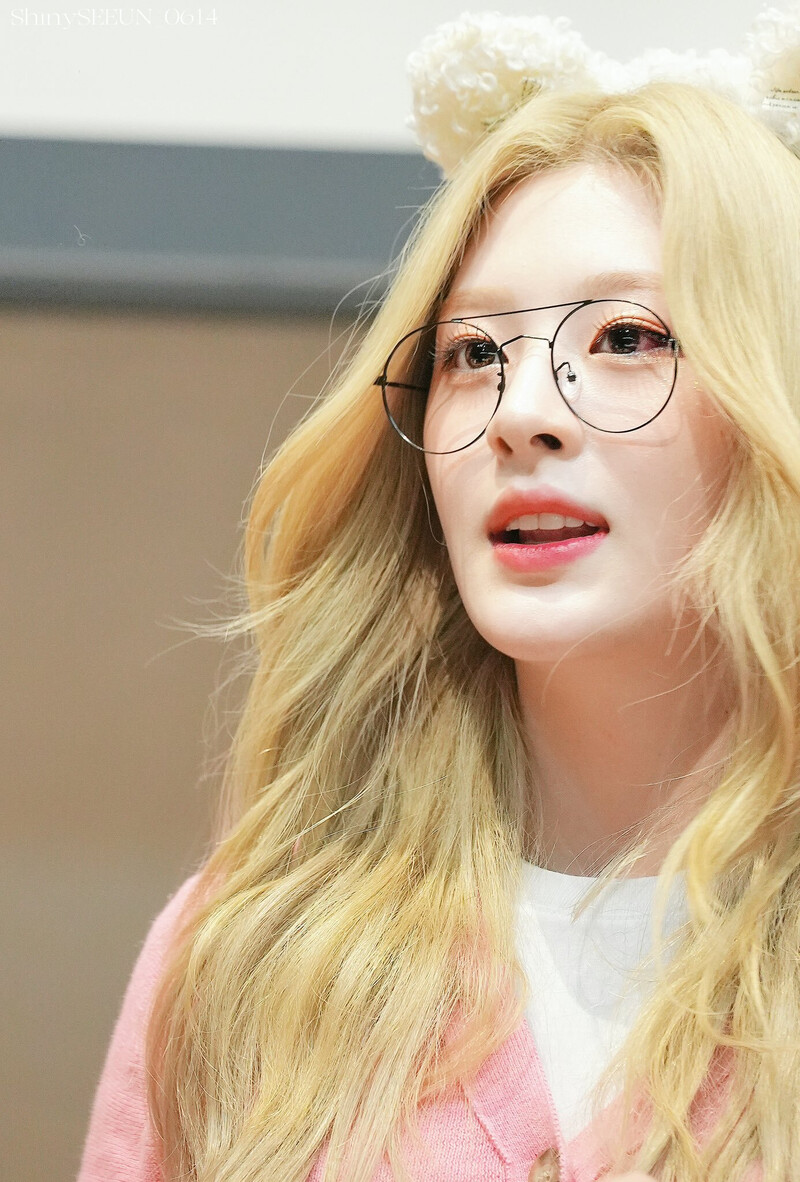 220807 STAYC Seeun at Apple Music Fansign documents 1