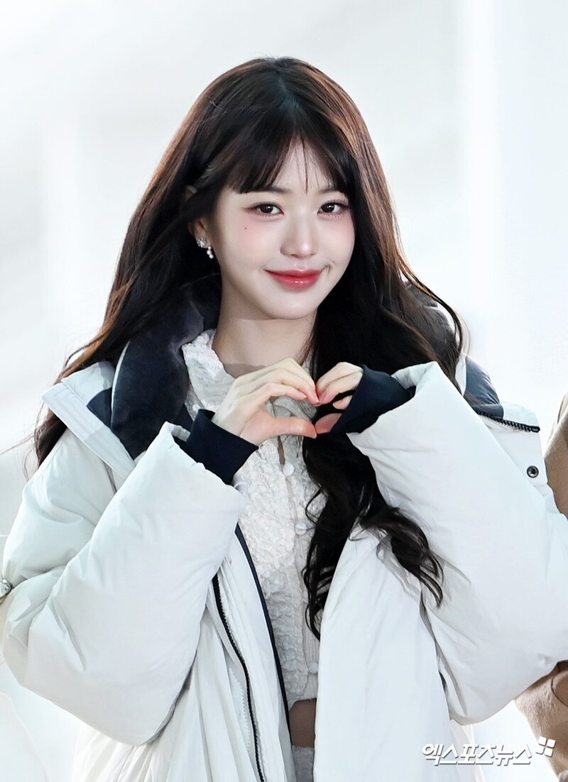 231112 IVE's WONYOUNG at Icheon International Airport (ICN) documents 4