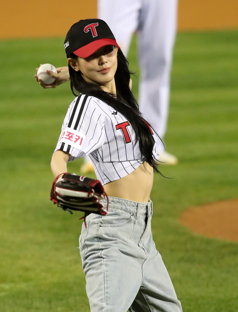 (G)I-DLE's Miyeon throws First Pitch for LG Twins documents 18