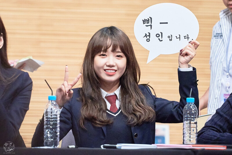 180519 Weki Meki Yoojung at 'Lucky' Gangbyeon Fansign documents 3