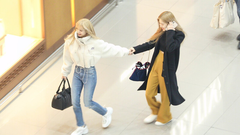 190201 - LISA at Incheon Airport to Philippines documents 14
