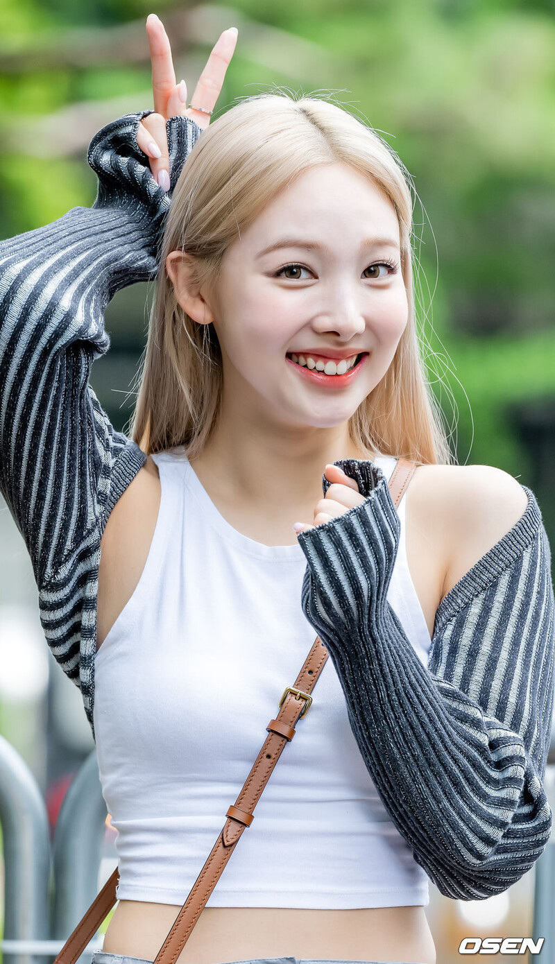 220701 TWICE Nayeon - Music Bank Commute documents 1