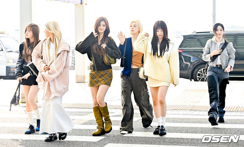 241011 NMIXX at Incheon International Airport documents 1