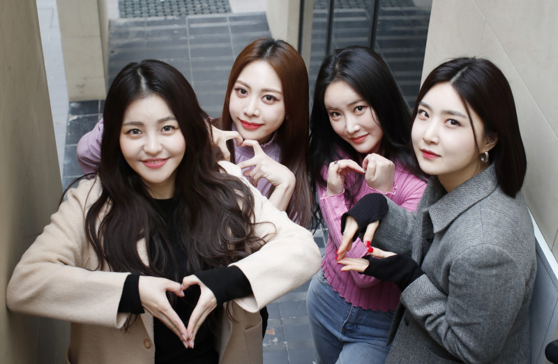210305 Brave Girls Interview Photos with News1 documents 5