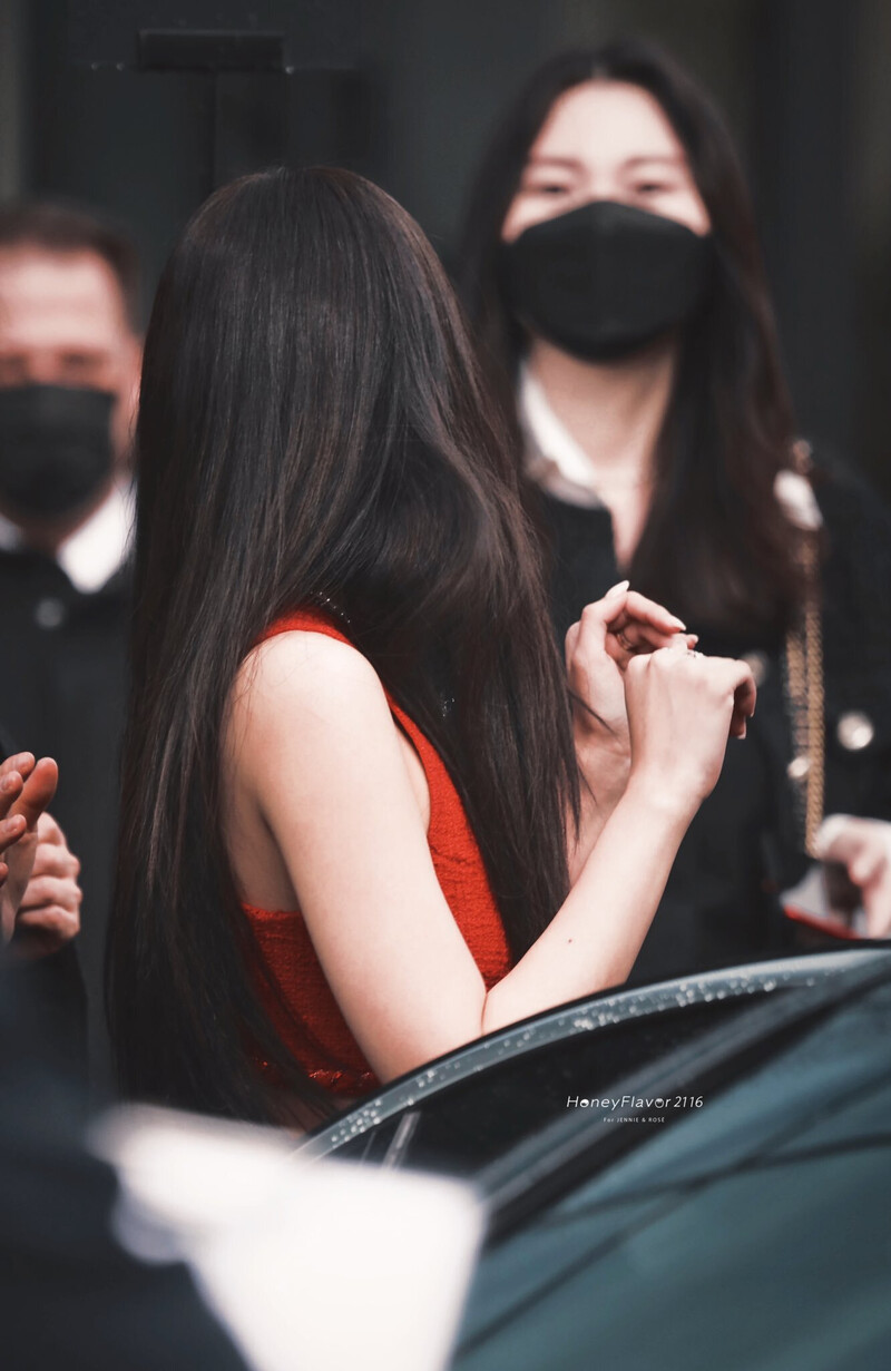 211005 BLACKPINK Jennie at CHANEL Paris Fashion Week documents 1