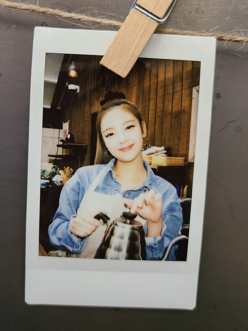 220511 ITZY Twitter Update - Polaroid Shots from ITZY Cozy House Ep. 2 documents 7