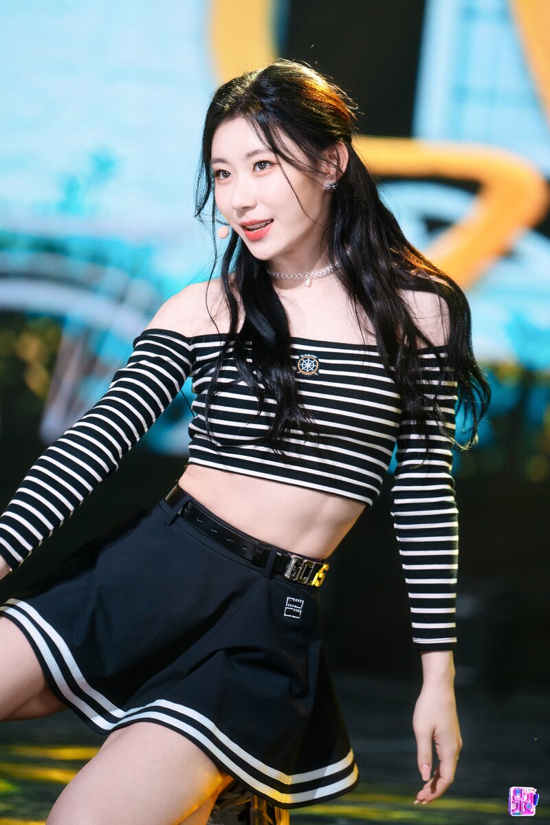 220731 ITZY - ‘Sneakers’ at Inkigayo documents 9