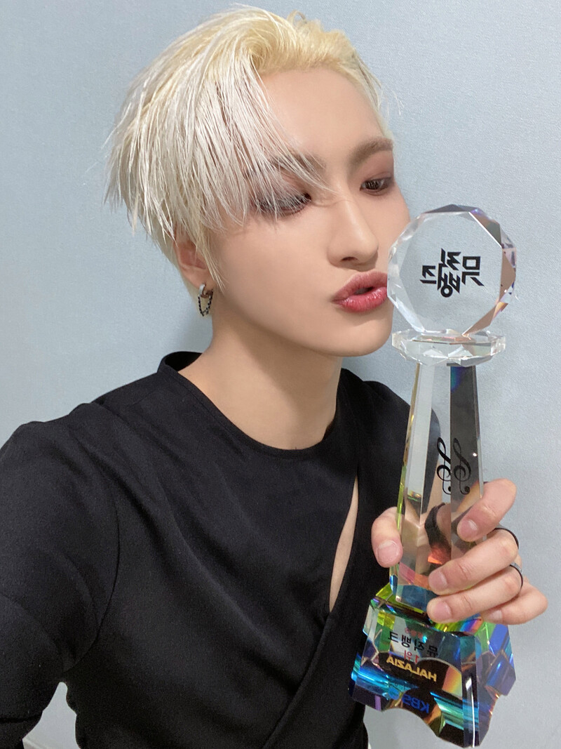 230106 ATEEZ Twitter Update - Seonghwa documents 2