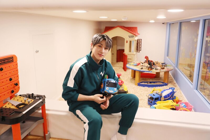 11-1-21 [Weverse ONLY] JUST B 'TICK TOCK' Halloween Special Behind-the-scenes documents 7