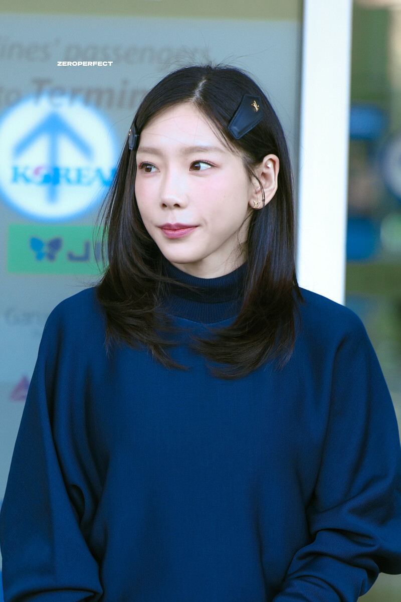 231001 Taeyeon at Incheon International Airport documents 4