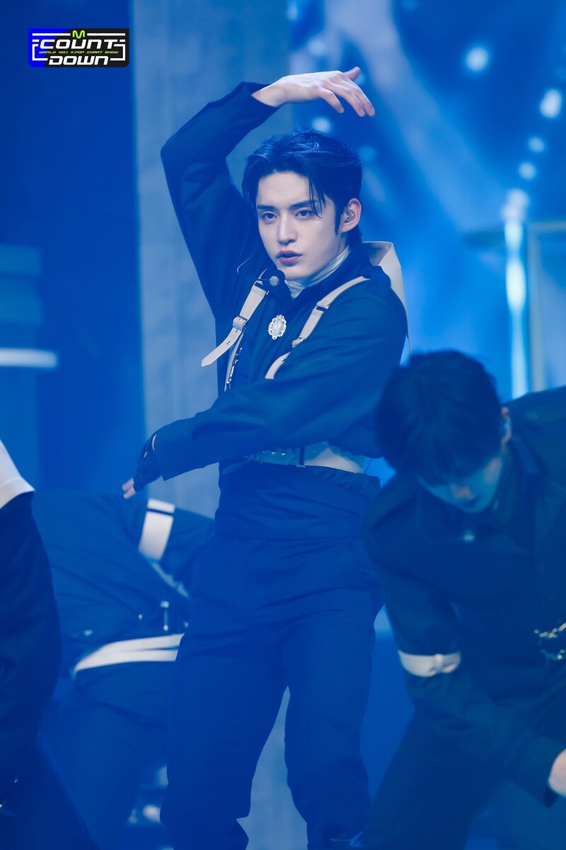231109 ZEROBASEONE Jiwoong - "Crush" and "Melting Point" at M Countdown documents 2