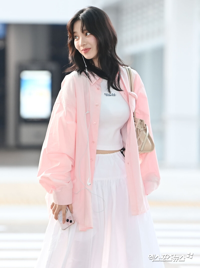 240802 aespa Karina at Incheon International Airport documents 10