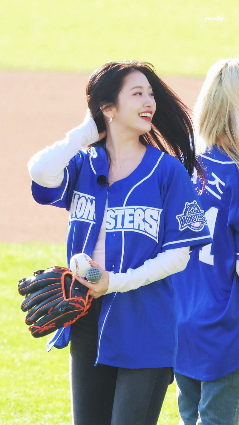 241117 IVE Yujin - First Pitch at Jamsil Baseball Stadium documents 6