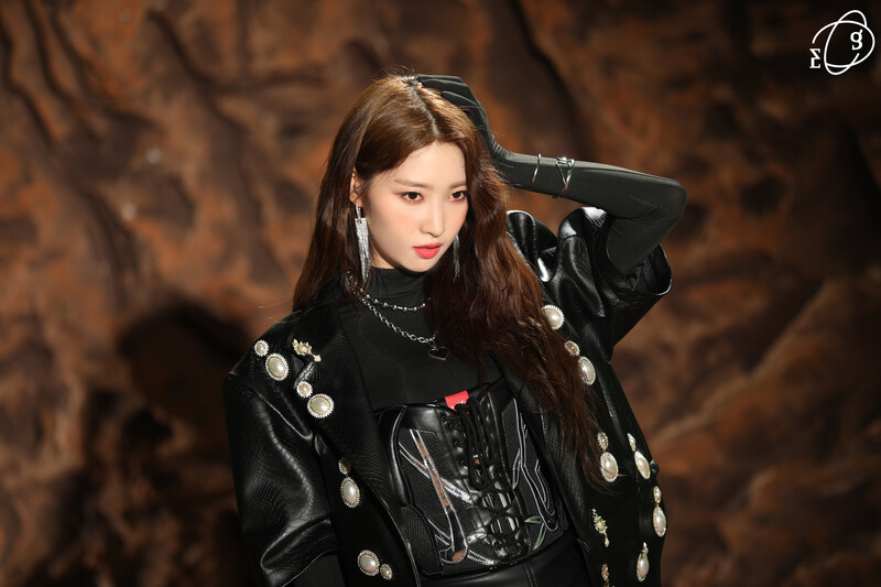 220112 Yuehua Naver Post - EVERGLOW 'Return of the Girl' Jacket Shoot Behind documents 4