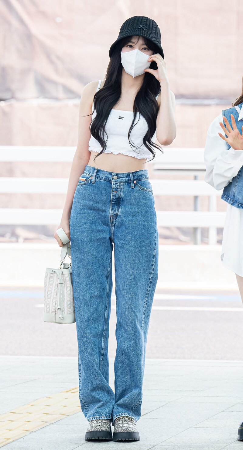 220520 STAYC's Yoon at Incheon International Airport for KCON USA 2022 documents 1