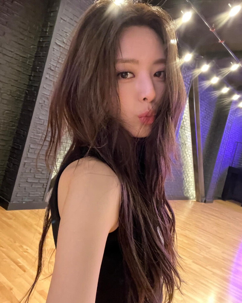 221027 ITZY Instagram Update - Yuna documents 10