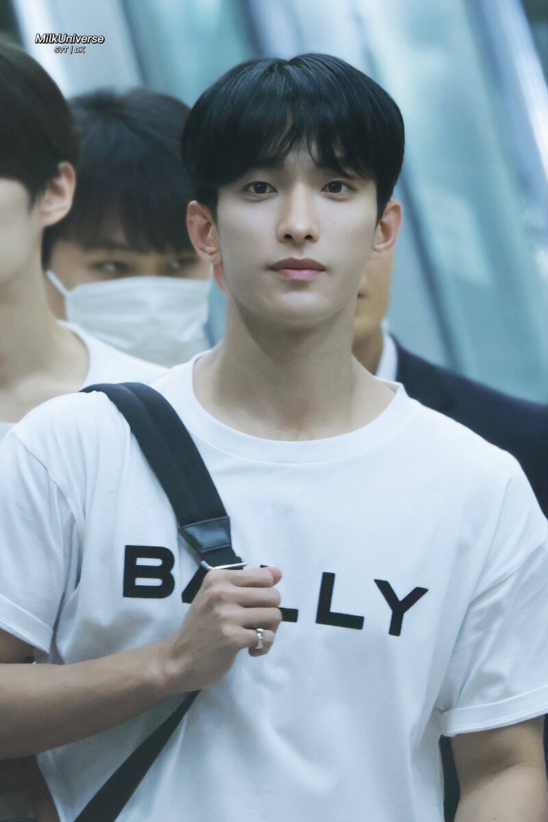 230817 DK at the Gimpo International Airport documents 8