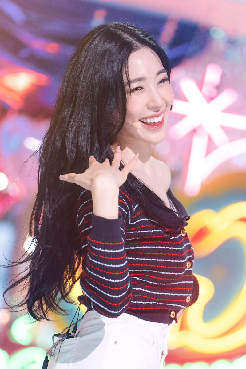 Girls' Generation Tiffany - 'FOREVER 1' at Inkigayo documents 17