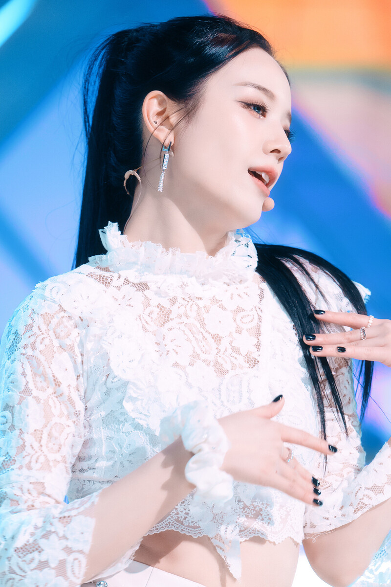 220123 fromis_9 Gyuri - 'DM' at Inkigayo documents 8