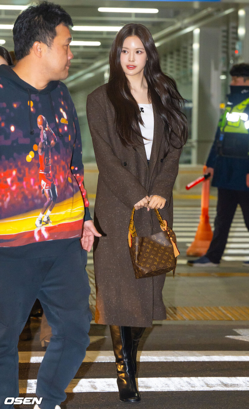 250102 Izna Bang Jeemin at Incheon International Airport documents 2