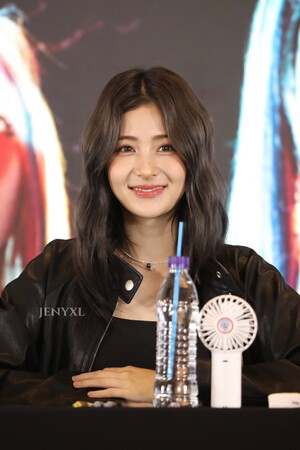 241026 LE SSERAFIM Yunjin - Yizhiyu Fansign Event