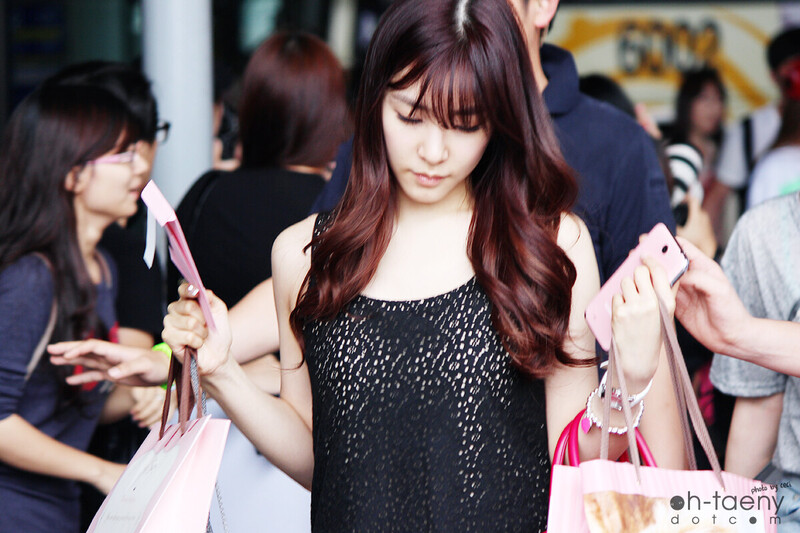 130722 Girls' Generation Tiffany at Taoyuan Airport documents 3