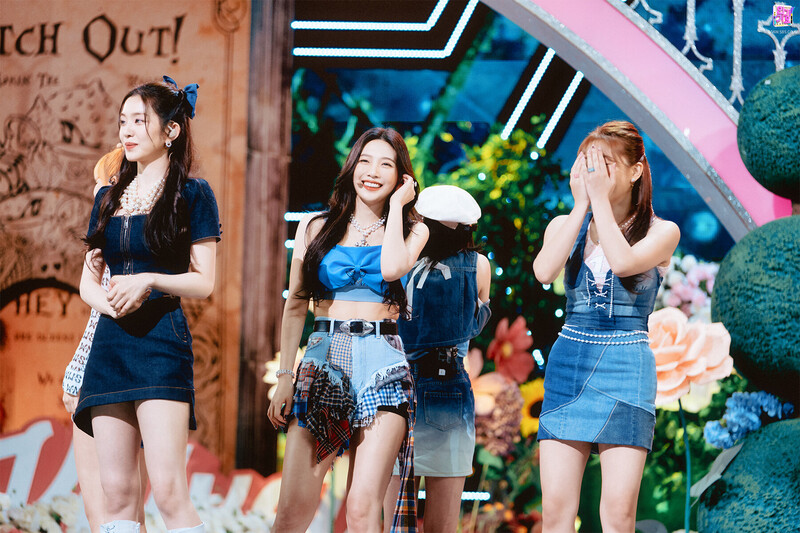 210822 Red Velvet - 'Queendom' at Inkigayo documents 1