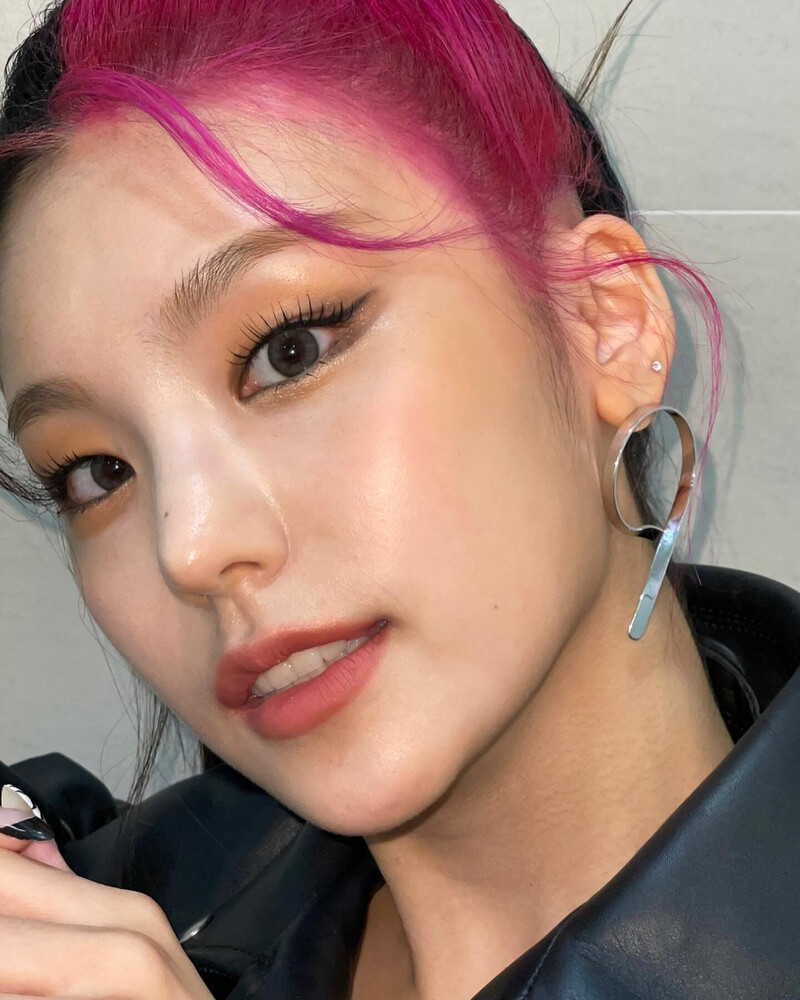 211009 ITZY Instagram Update - Yeji documents 5